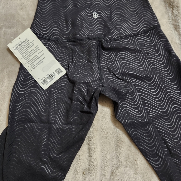 Lululemon aligns size 4 - Picture 5 of 5